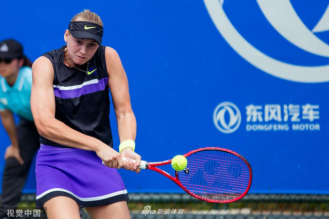 轻敲鞋面或 轻敲鞋面或